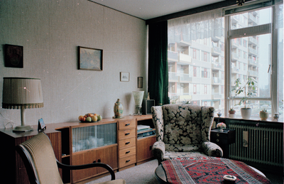 831269 Interieur van de woning Zebradreef 181 te Utrecht: woonkamer met links tegen de muur een door de meubelmaker ...